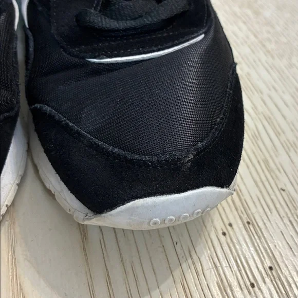 ⏳LAST CHANCE⏳Men’s Reebok Classic Suede and Nylon Sneakers (Black/White) - Picture 4 of 15